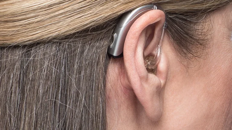 Oír bien previene el deterioro cognitivo en el adulto mayor